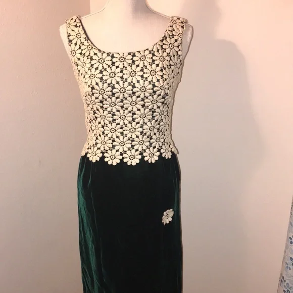 1970s Green Velvet/Creme Embroidery Overlay Mini Dress sz Small - Picture 2 of 9